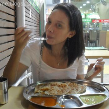 makan prata di Singapore